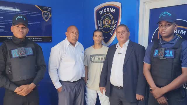 Autoridades entregan a la DICRIM joven acusado en Bonao