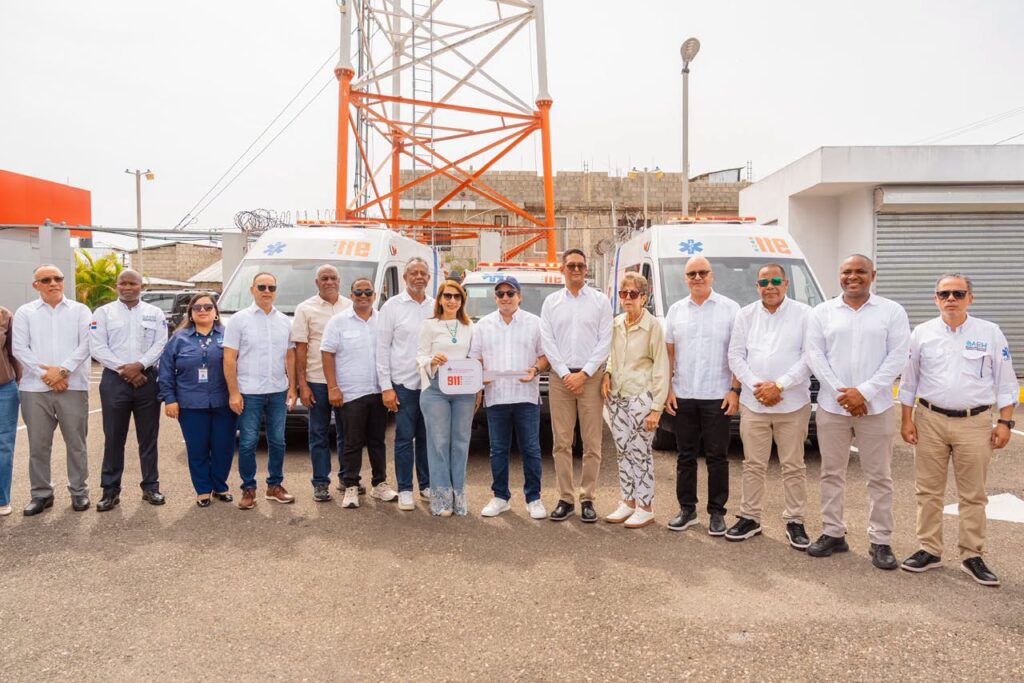 Ministro José Ignacio Paliza encabeza entrega de ambulancias en Maimón, Estero Hondo y Río Grande
