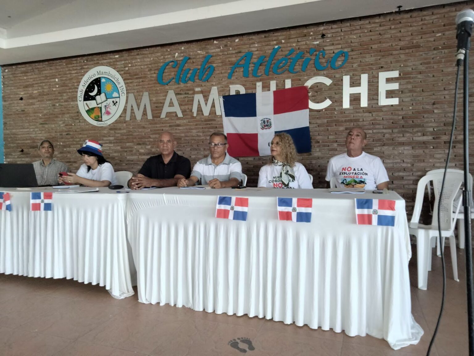 Padre Nino Ramos lidera asamblea con líderes sociales del Cibao