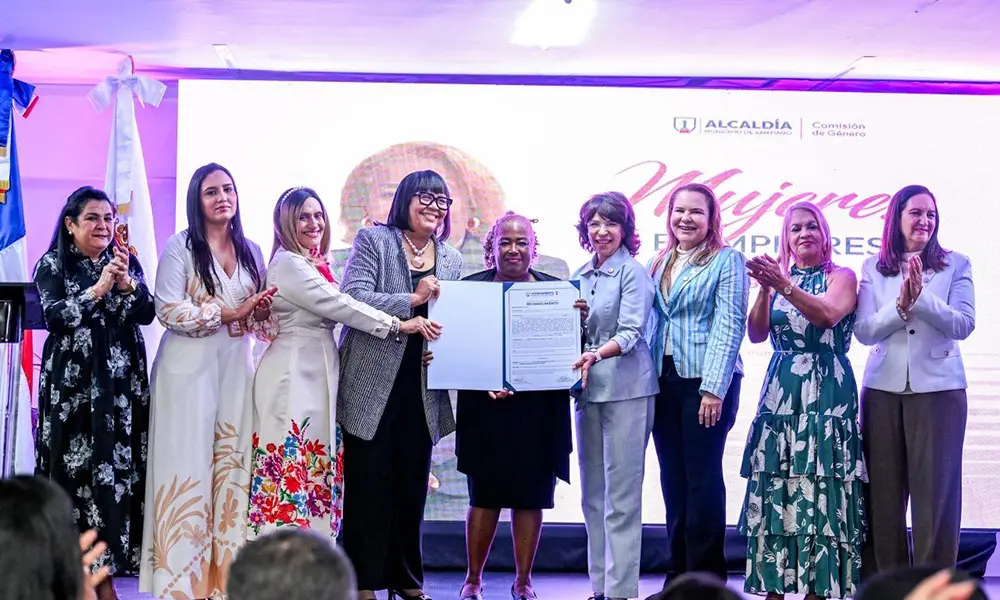 Historia de superación: María Magdalena pasa de limpiar calles a profesional del Derecho