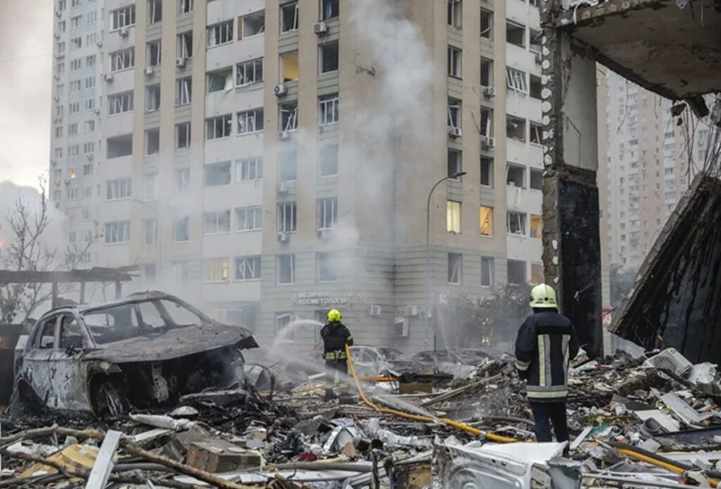 Ataque ruso en vísperas de la cumbre de la OTAN deja al menos 14 muertos y más de 40 heridos en Kiev