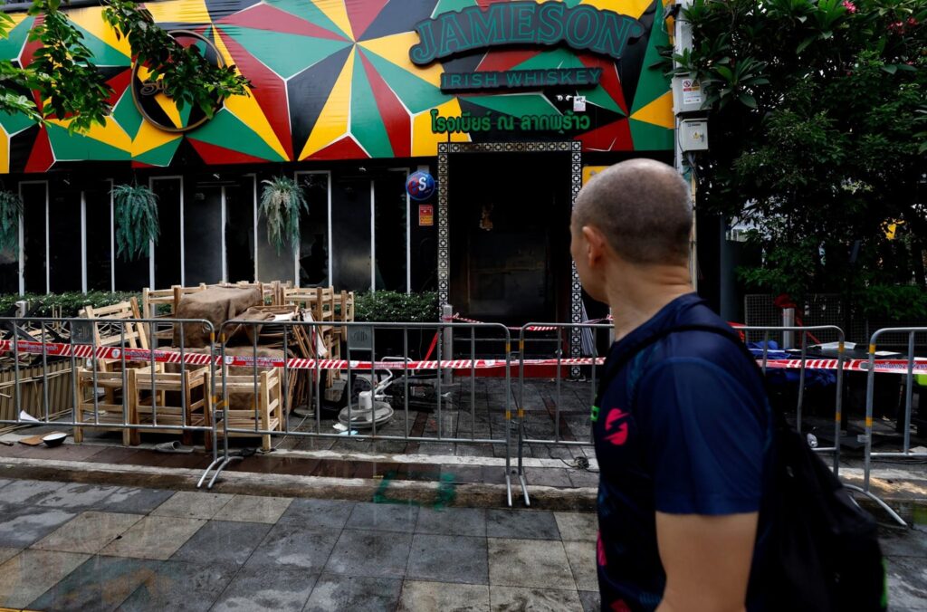 Mueren 27 personas en un incendio dentro de un bar en Bangkok: caos, explosión y rutas de escape bloqueadas