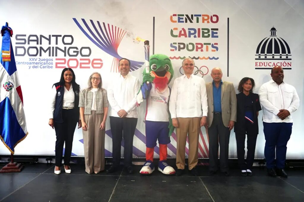 Antorcha de los Juegos Centroamericanos y del Caribe llega al Ministerio de Educación y provoca júbilo entre estudiantes