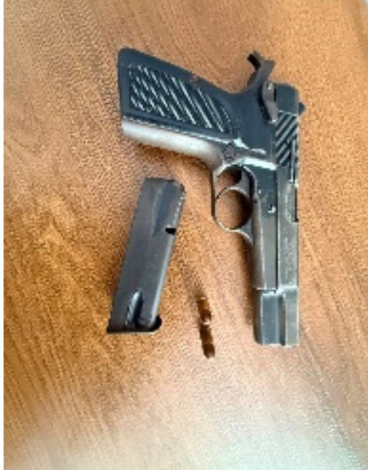 Policía arresta hombre por porte ilegal de arma y retiene dos más en Santiago