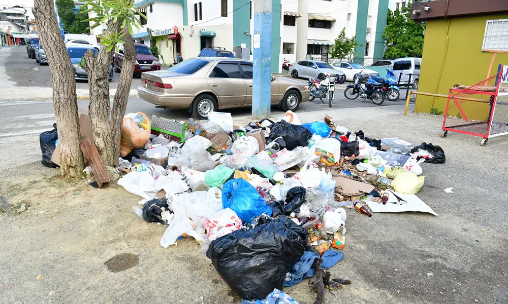 Calles de Santiago Oeste arropadas por cúmulos de basura