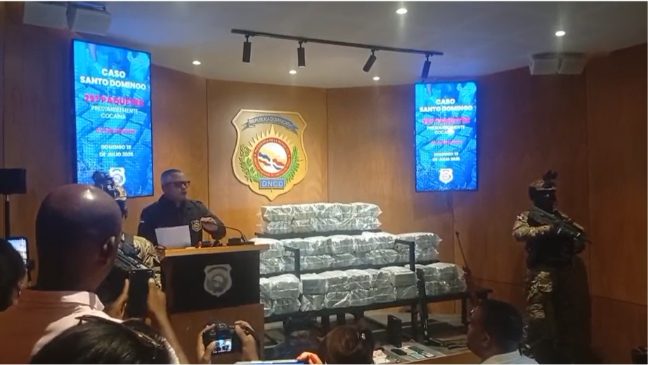 DNCD ARRESTA TRES HOMBRES E INCAUTA 237 PAQUETES DE PRESUNTA COCAÍNA DURANTE PERSECUCIÓN EN SANTO DOMINGO