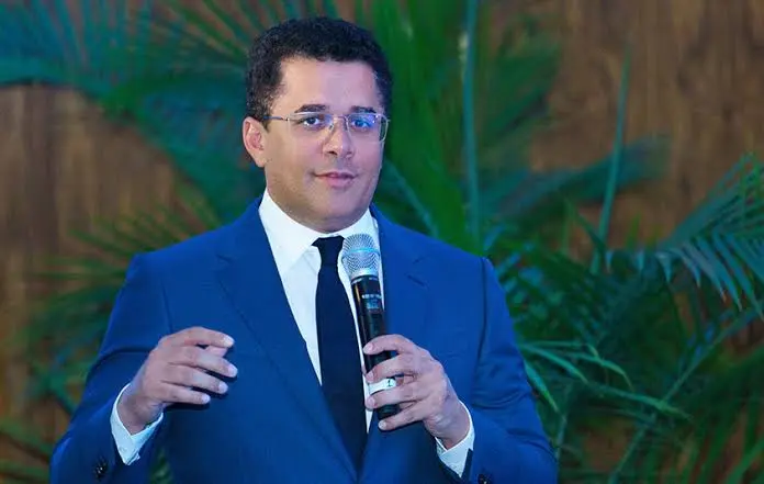 David Collado reafirma derecho ciudadano a playas y propone mesa de diálogo