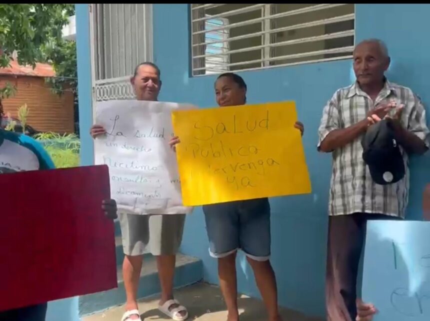 Protesta comunitaria por presunto abandono de centro de salud en Santiago Oeste
