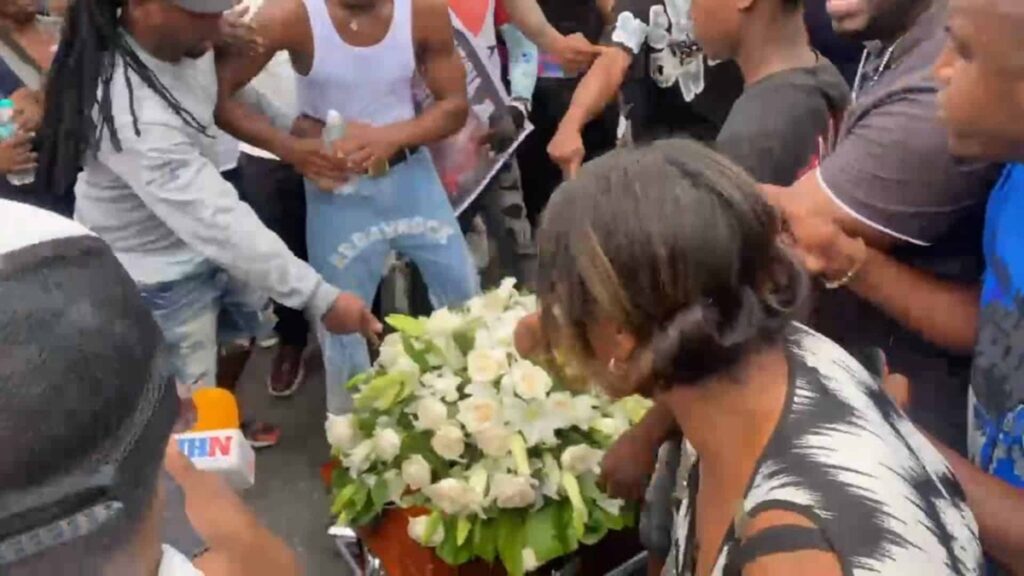 Familiares llevan ataúd al destacamento de San Cristóbal y exigen justicia por muerte de detenido