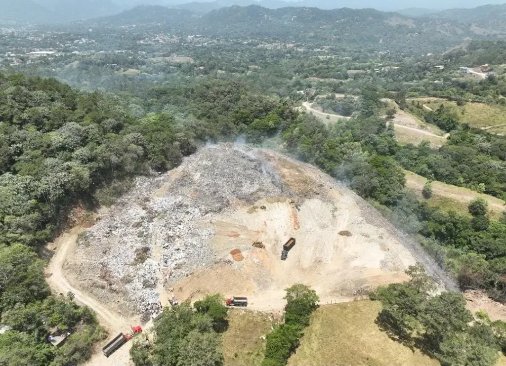 Ayuntamiento y DO Sostenible ejecutan cierre técnico en vertedero de Jarabacoa