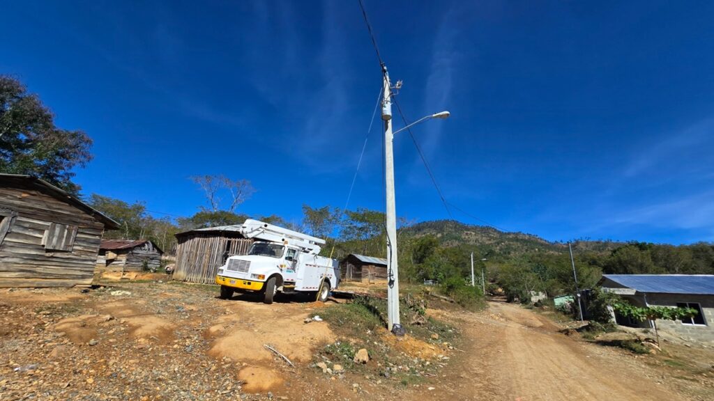 EDENORTE y Ministerio de Energía y Minas llevan electricidad a Cruz de Cabrera con inversión de RD$14.7 millones