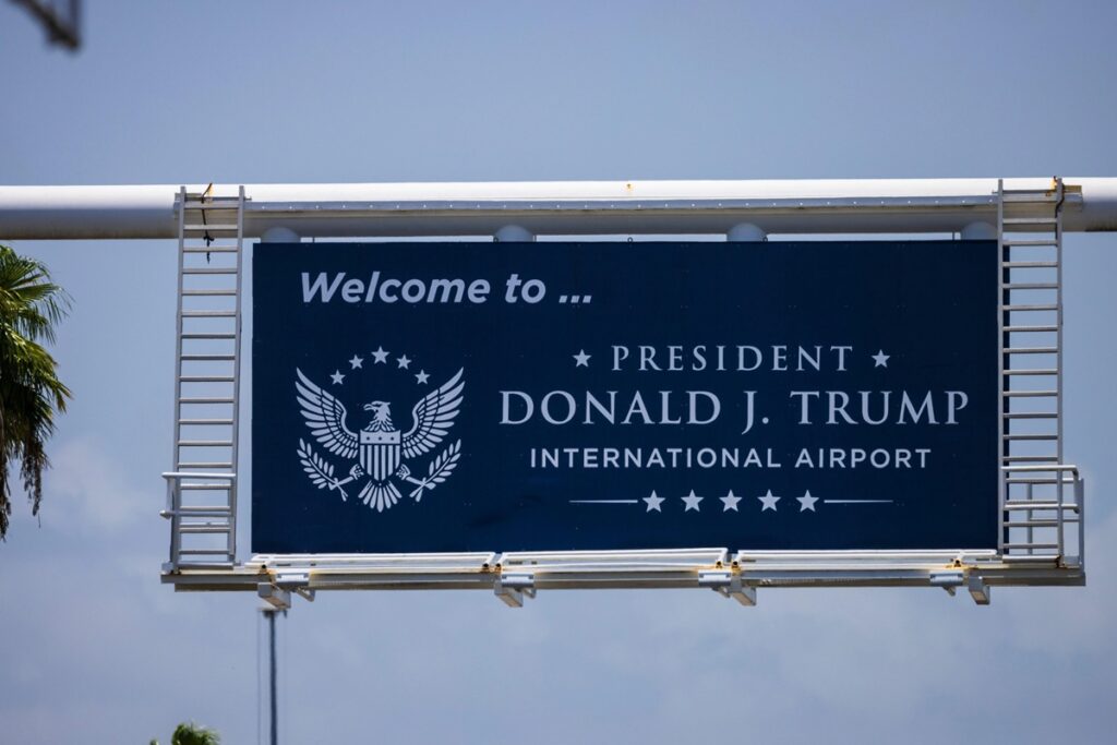 Aeropuerto de Palm Beach adopta oficialmente el nombre de Donald Trump