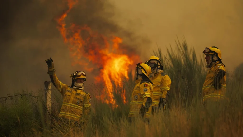 Incendio en el nordeste de Portugal obliga a evacuar municipios y mantiene en alerta a las autoridades