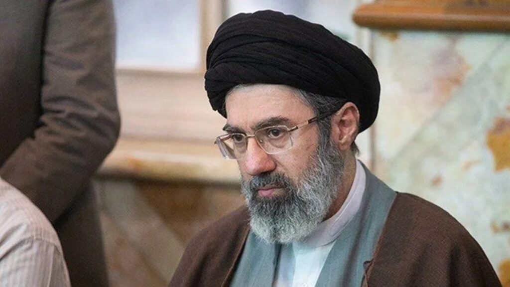 Mojtaba Jameneí promete vengar la muerte de su padre y agradece la masiva movilización en los funerales
