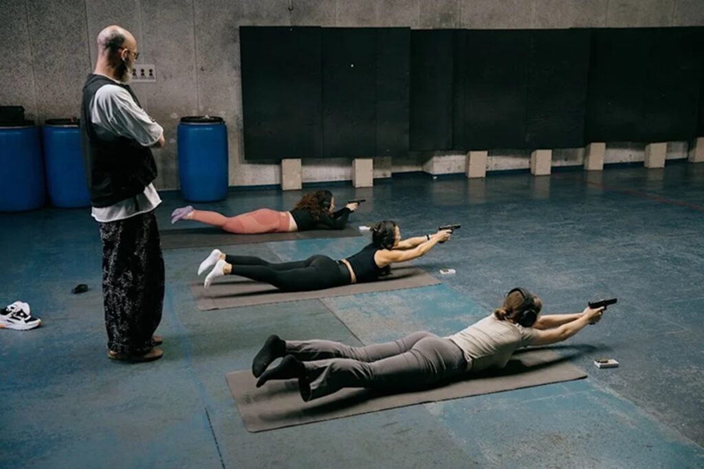 Yoga con pistolas: el peculiar pasatiempo que conquista a los moscovitas
