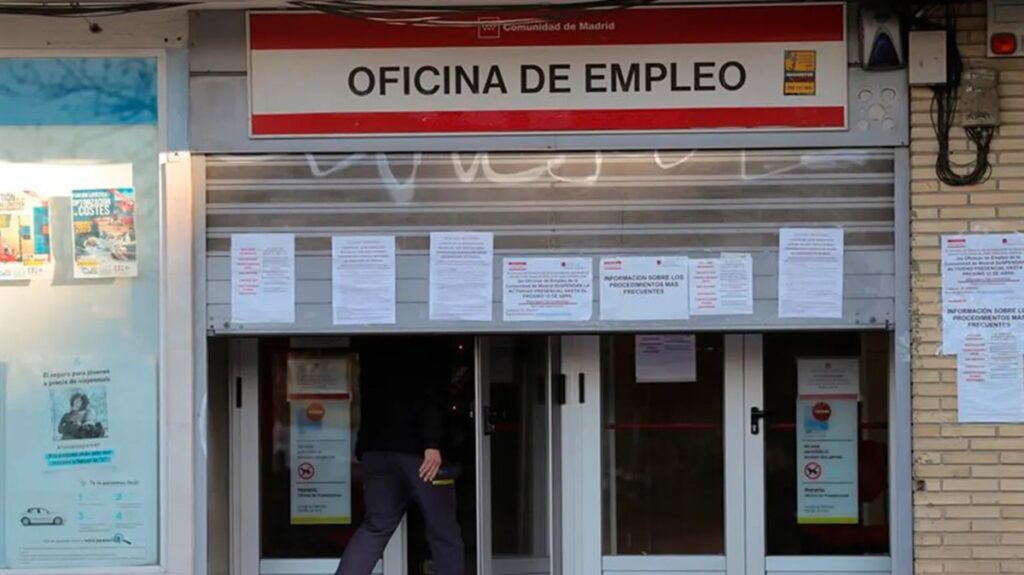 España baja de los 2,3 millones de parados por primera vez desde 2008