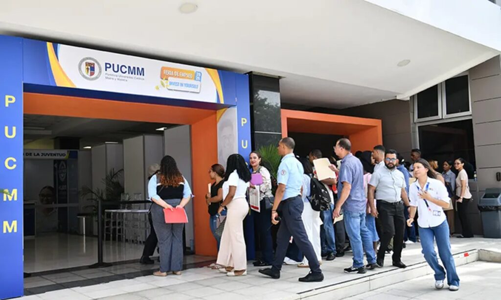 Graduados en el limbo: Jóvenes dominicanos enfrentan un mercado laboral que exige experiencia y conexiones