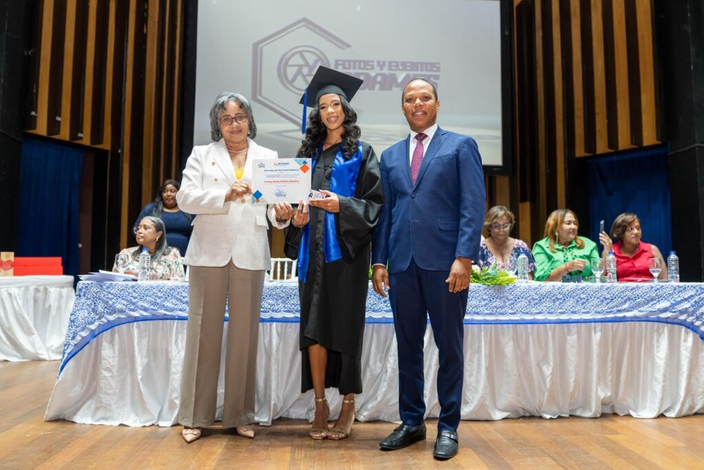 INTRANT entrega carnets de aprendizaje a los primeros bachilleres graduados este año como Guardianes del Tránsito; iniciativa formó a 620 estudiantes