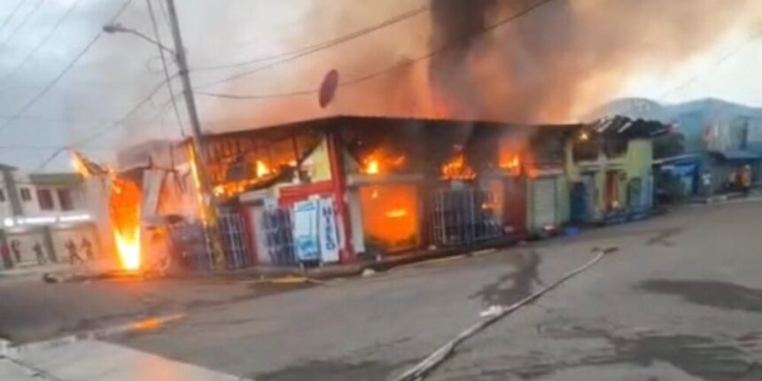 Plaza comercial en Imbert sufre incendio y recibe apoyo de bomberos