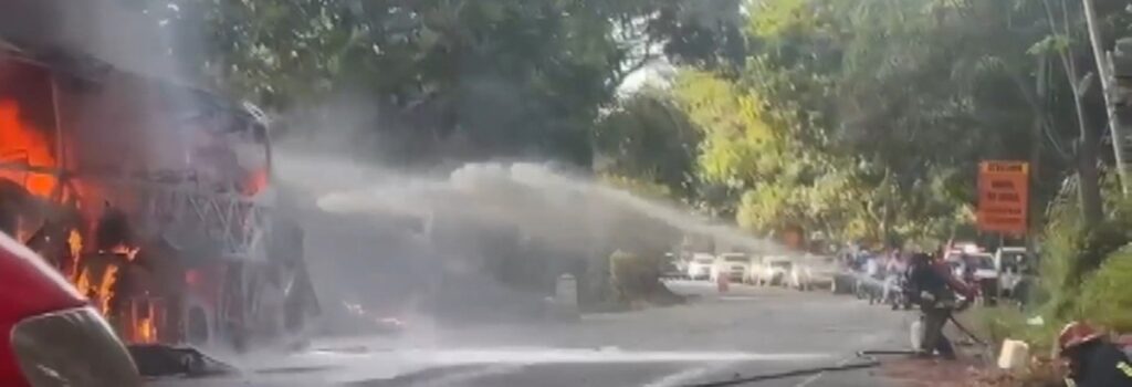 Autobús de Caribe Tours se incendia y queda destruido en Jarabacoa; nueve pasajeros resultan lesionados
