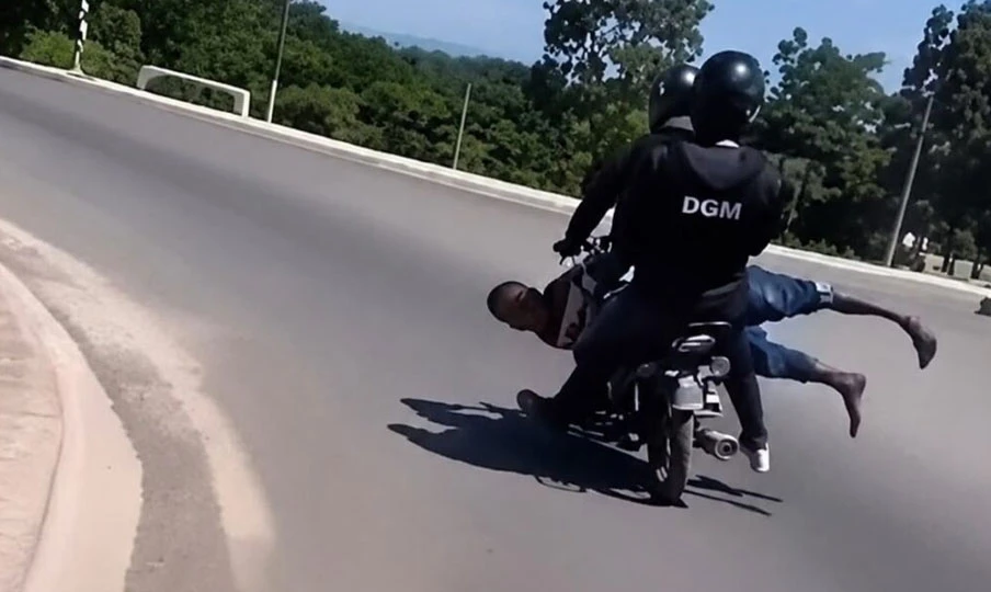 Agentes migratorios bajo investigación por traslado irregular de haitiano en motocicleta