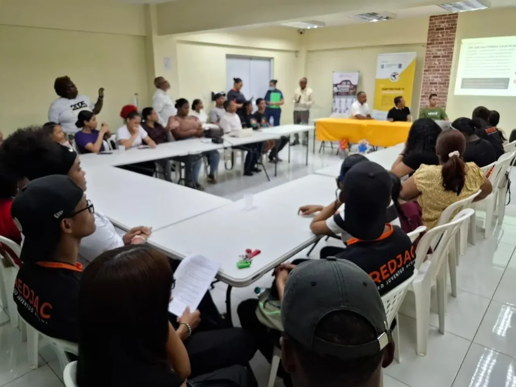 Jóvenes reclaman empleos y oportunidades en Santiago Oeste