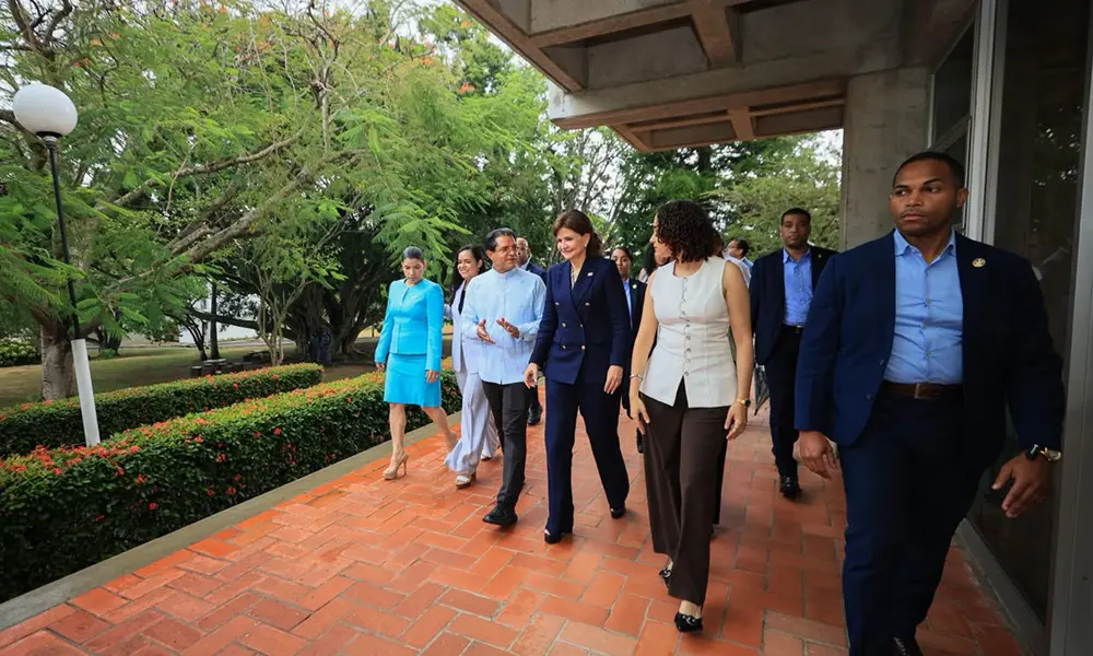 Vice Raquel Peña pide preparación de la juventud y resalta ventajas de invertir en República Dominicana