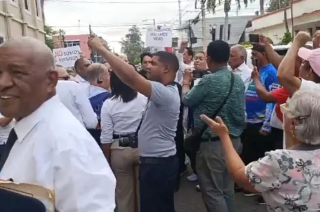 Médicos protestan en La Vega y exigen la libertad de dos odontólogos acusados de presunta mala práctica