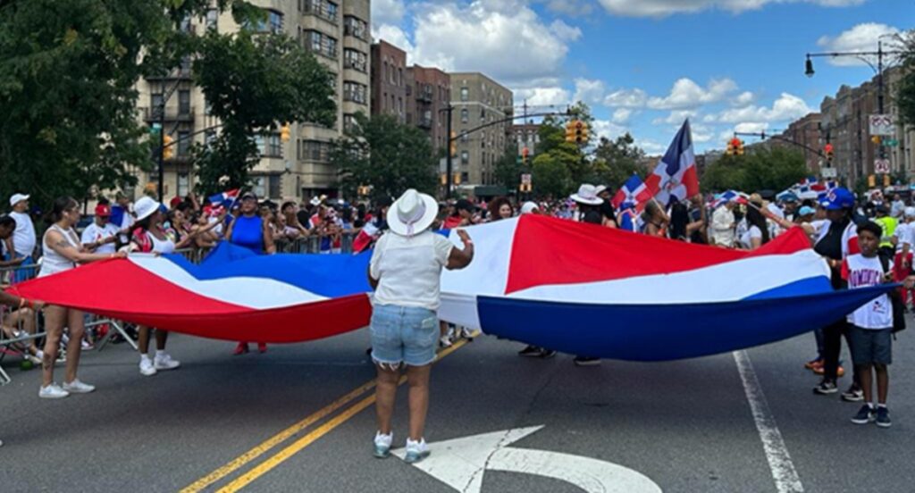 Miles de dominicanos llenan de color la Gran Parada Dominicana del Bronx; alcalde Mamdani encabeza el desfile