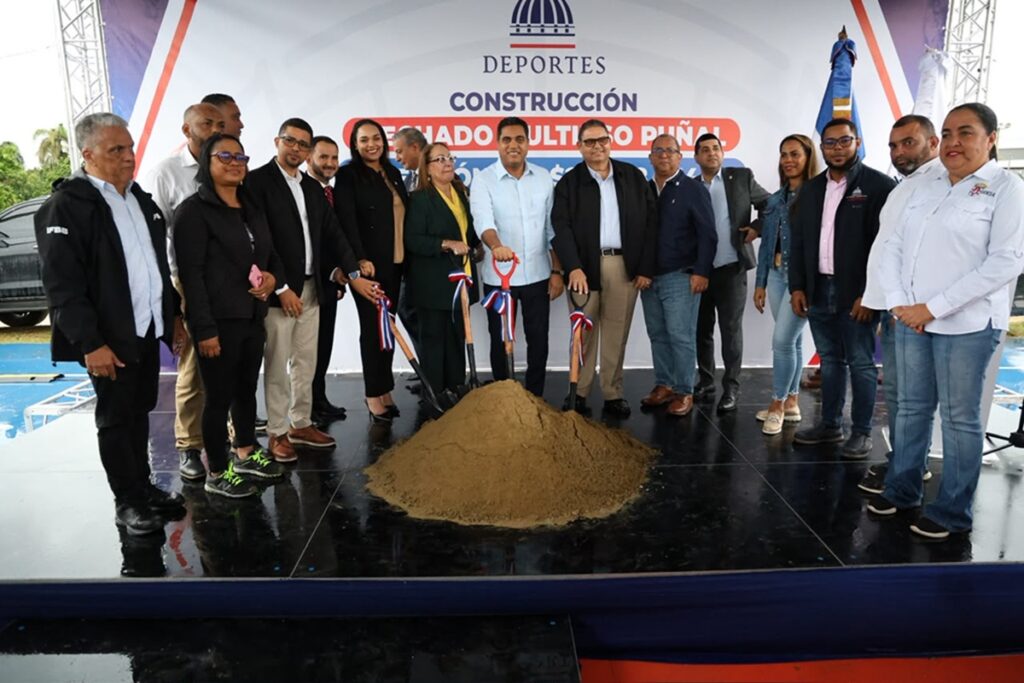 Ministro Kelvin Cruz da primer picazo para el nuevo multiuso de Puñal con una inversión de RD$28.9 millones