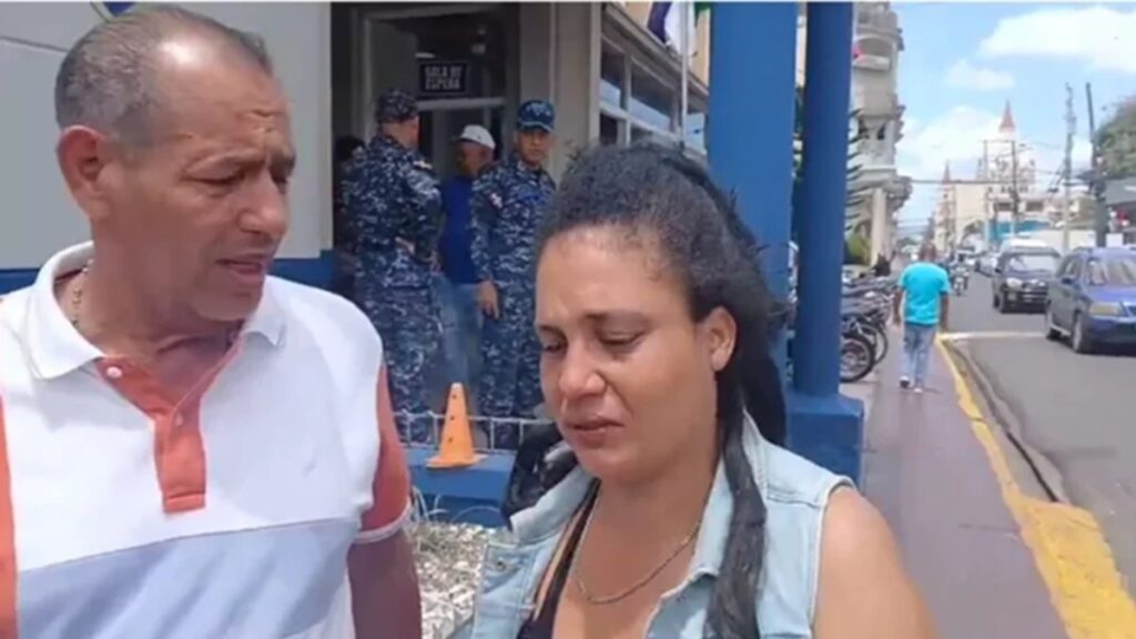 Mujer denuncia agresión de su pareja y exige protección en Moca