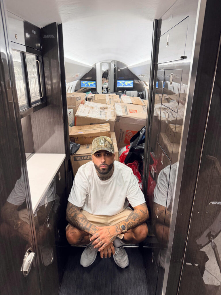 Nicky Jam transporta ayuda humanitaria a Venezuela en avión privado