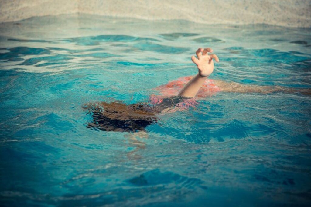 Niña de 11 años muere por ahogamiento en piscina de un centro recreativo en Barahona