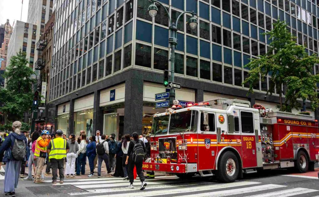 Manhattan evacúa a 400 niños tras caída de ladrillos en edificio en riesgo de derrumbe