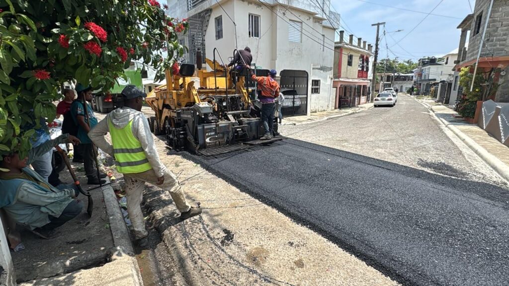 Asfaltado en Las Mercedes se extenderá a más sectores de Puerto Plata