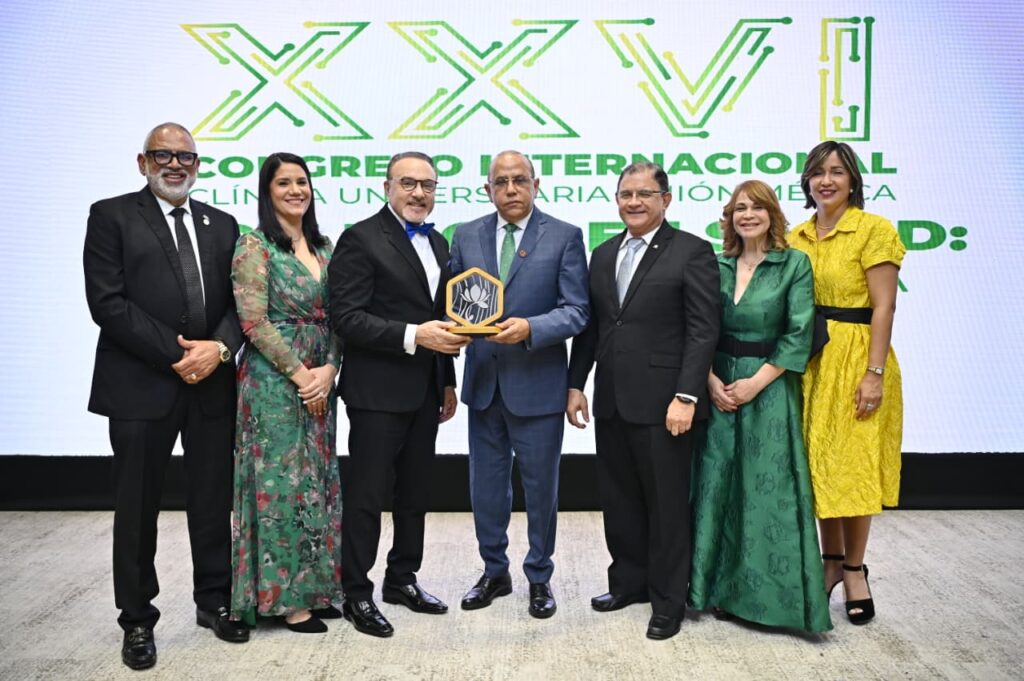El doctor Plutarco Arias recibe el Premio Ébano Verde, máximo galardón de la Clínica Unión Médica del Norte