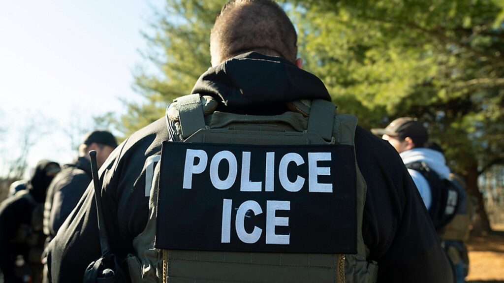 Agentes migratorios usaron Google para elegir negocios donde hacer redadas, según nueva demanda en EE.UU.