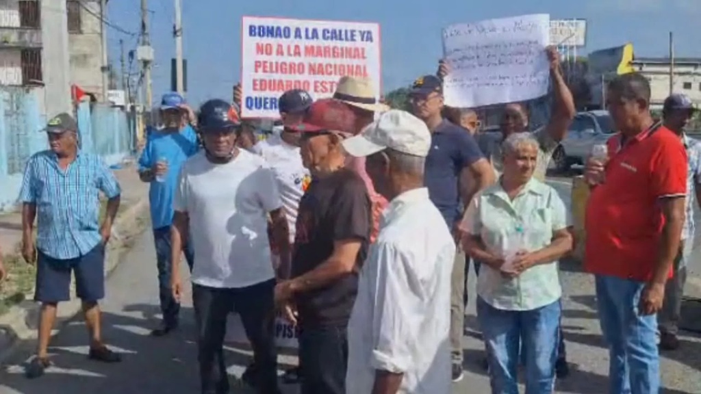 Residentes de Bonao protestan en la autopista Duarte para exigir retiro de muros y mejoras en servicios básicos