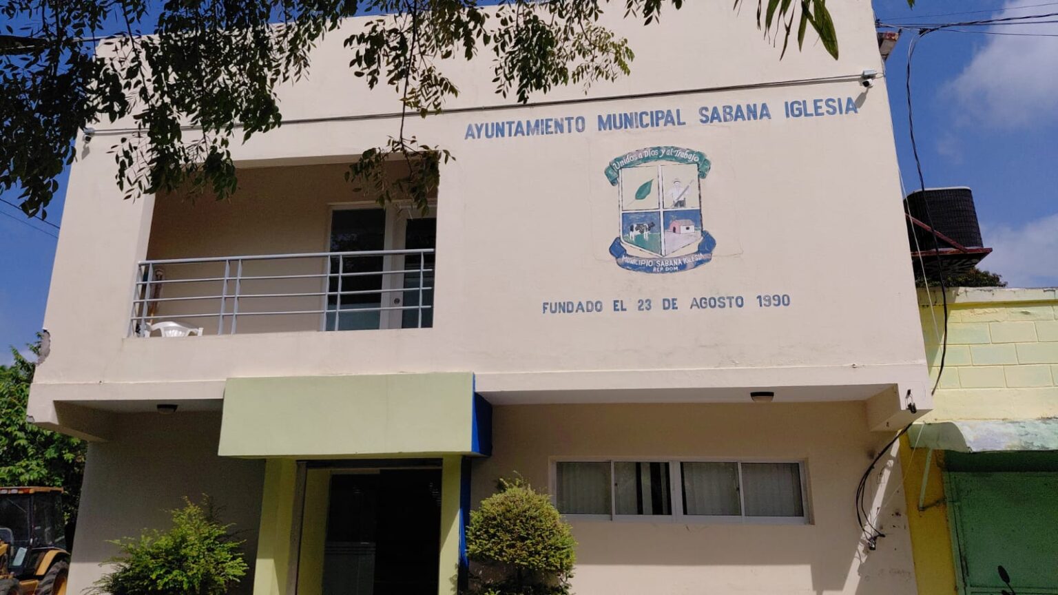 Sabana Iglesia: regidores cuestionan compra de retroexcavadora por RD$7.5 millones