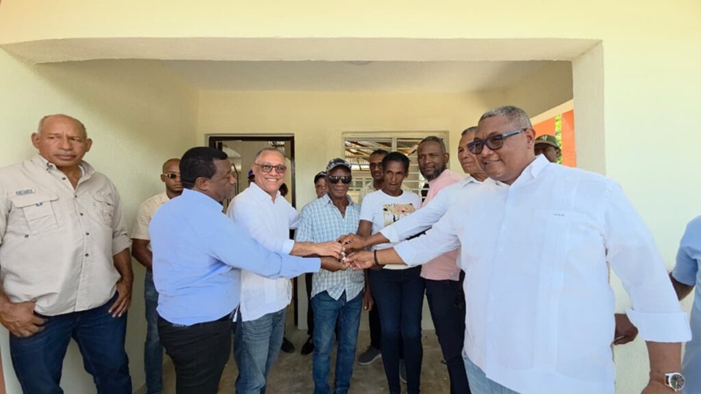 Senador Jhonson Encarnación entrega vivienda reconstruida a familia afectada por incendio en Hato Viejo, Elías Piña
