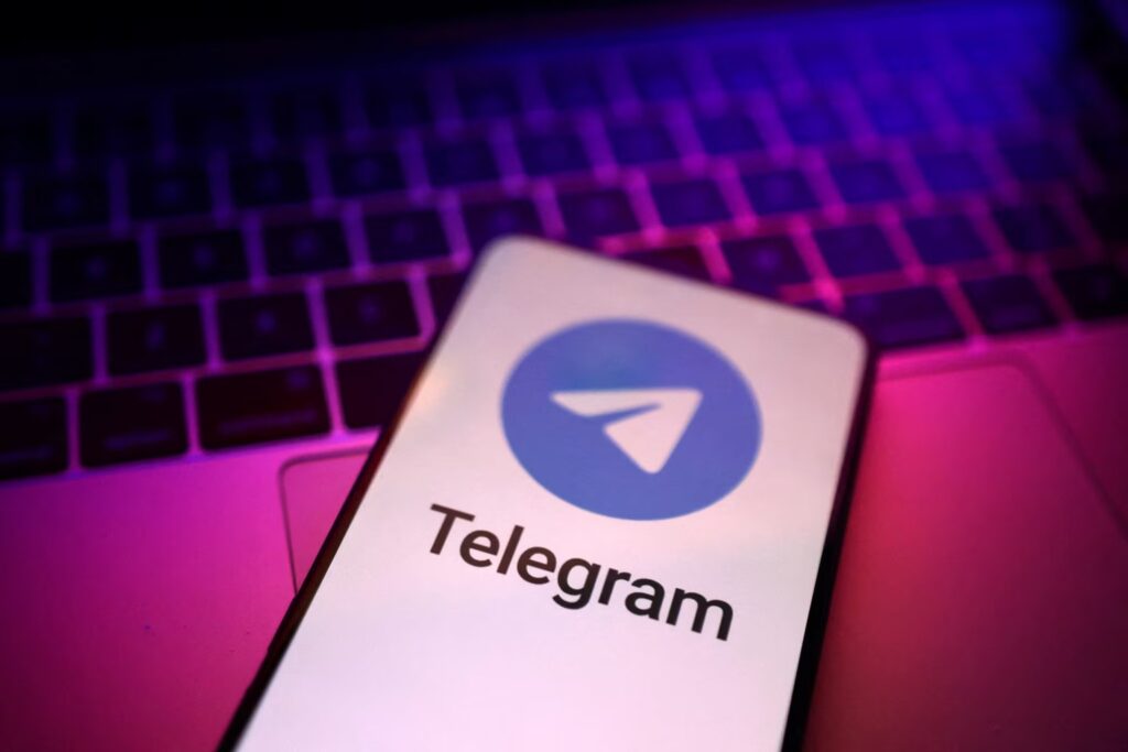 Rusia intensifica su ofensiva contra las redes sociales al emitir orden de captura internacional contra el fundador de Telegram