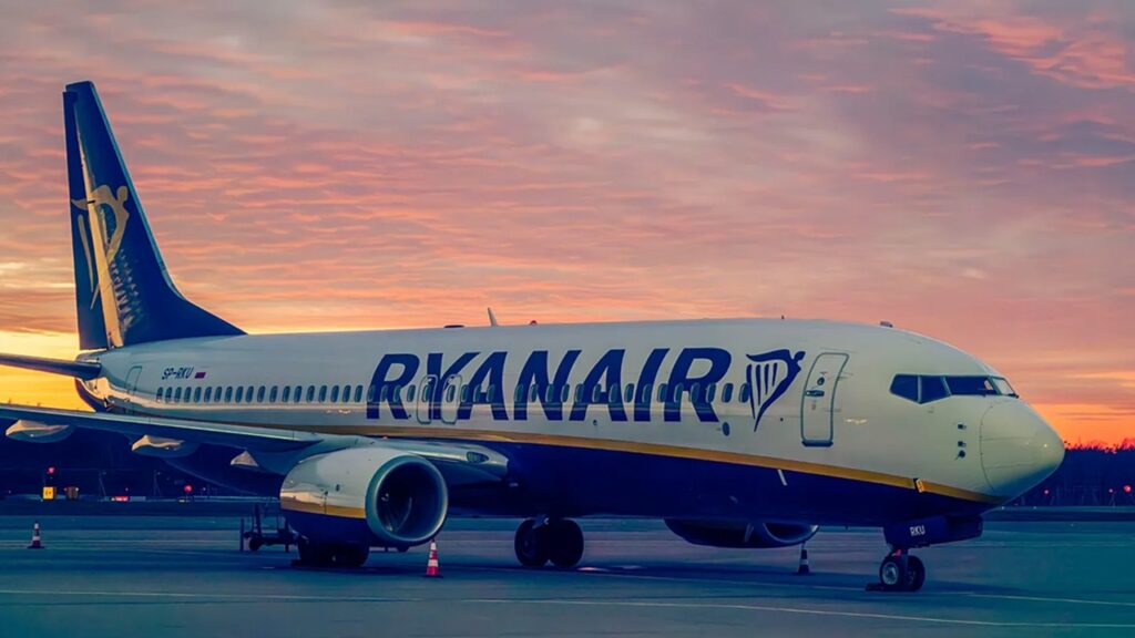Accidente en vuelo de Ryanair: un pasajero es succionado parcialmente tras romperse una ventanilla en pleno aire