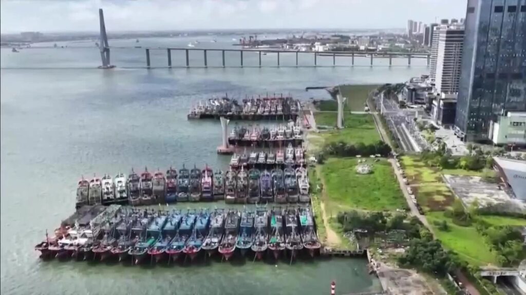 Tifón Maysak paraliza el transporte en el sur de China y obliga a suspender vuelos, trenes y ferris
