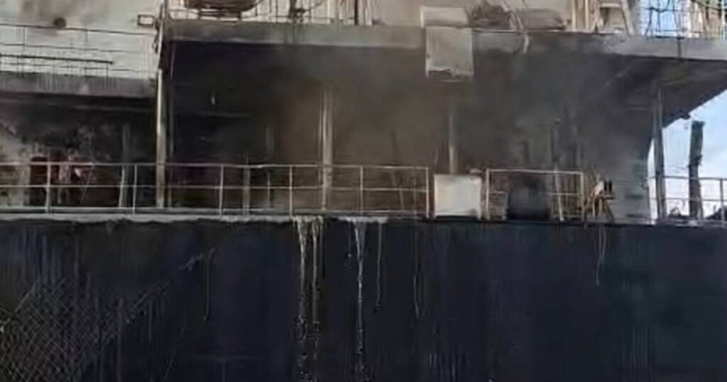 Ataque ruso con drones deja dos muertos y daña tres barcos en el puerto ucraniano de Mikoláyiv