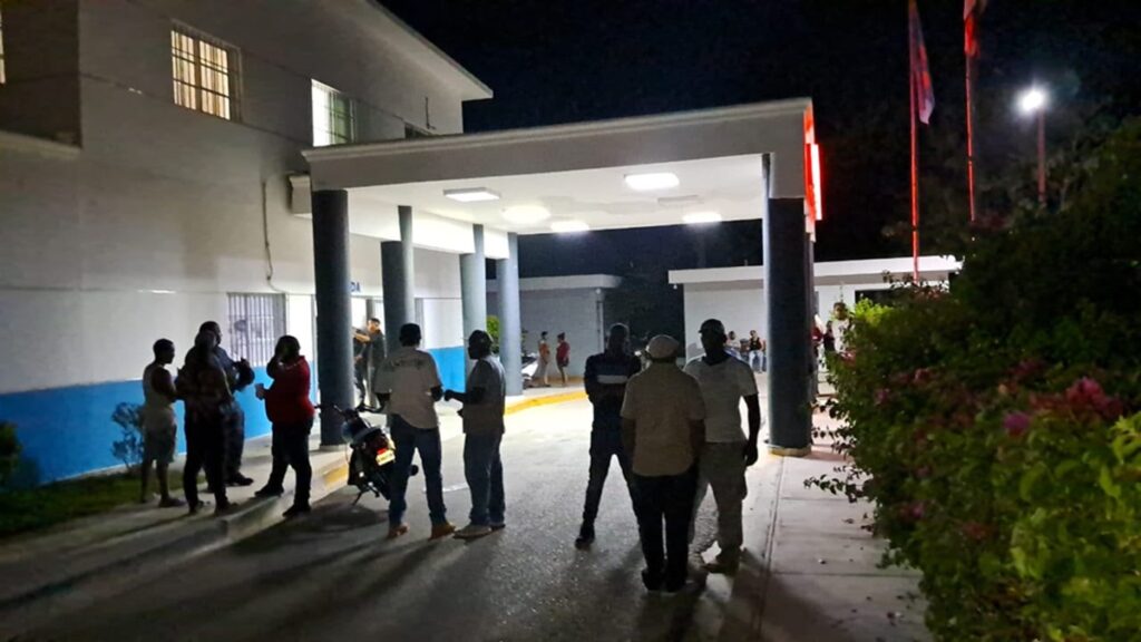 Un muerto y 16 heridos tras caer camión por una cañada en Pedernales