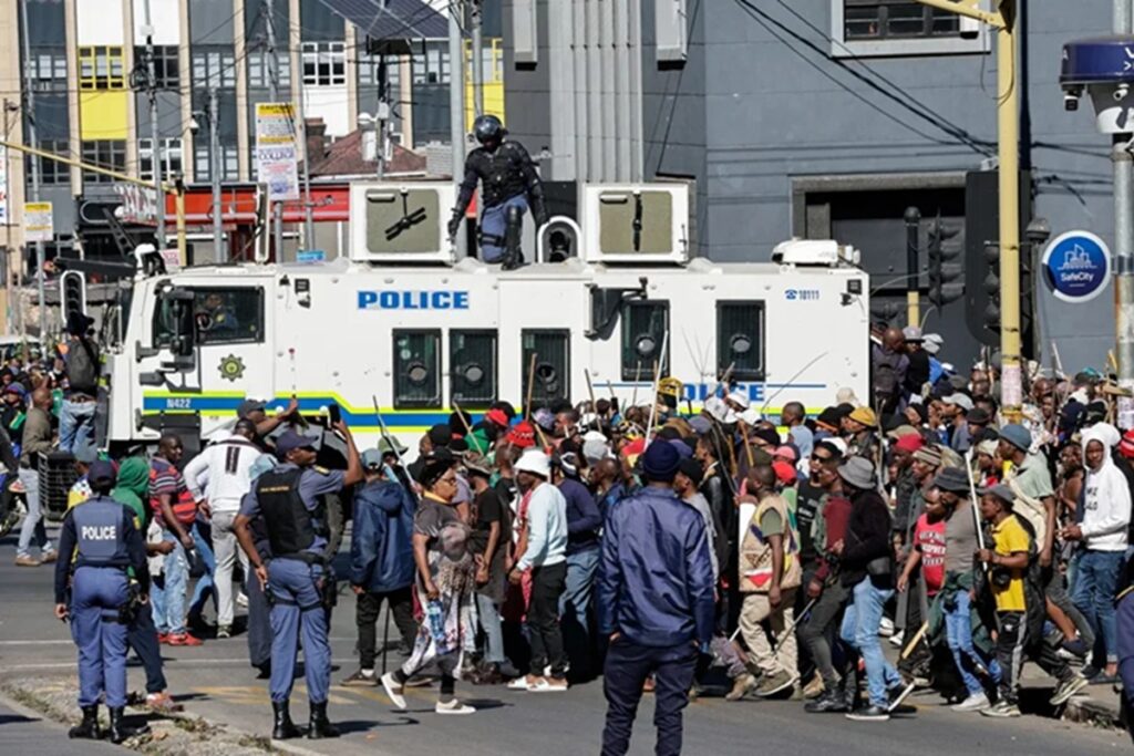 Sudáfrica vive jornada de tensión: un muerto y más de 900 detenidos en protestas antiinmigración
