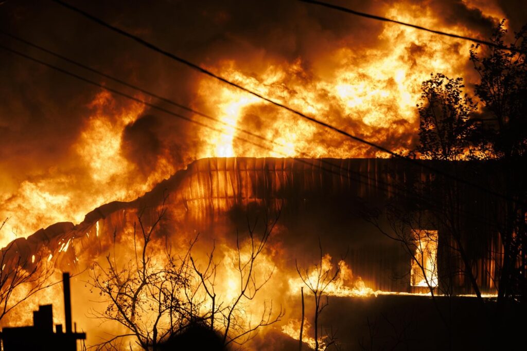 Nube tóxica cubre Salónica tras incendio forestal e industrial que arrasó fábricas y comercios