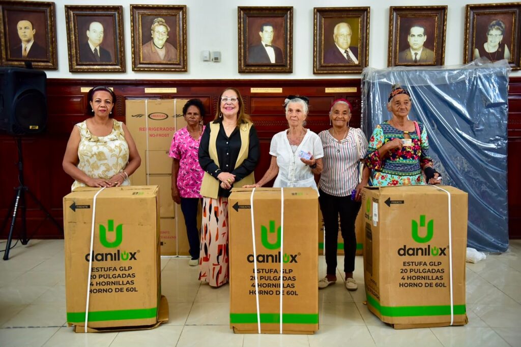 Gobernadora Rosa Santos fortalece apoyo a familias vulnerables con entrega de ayudas sociales