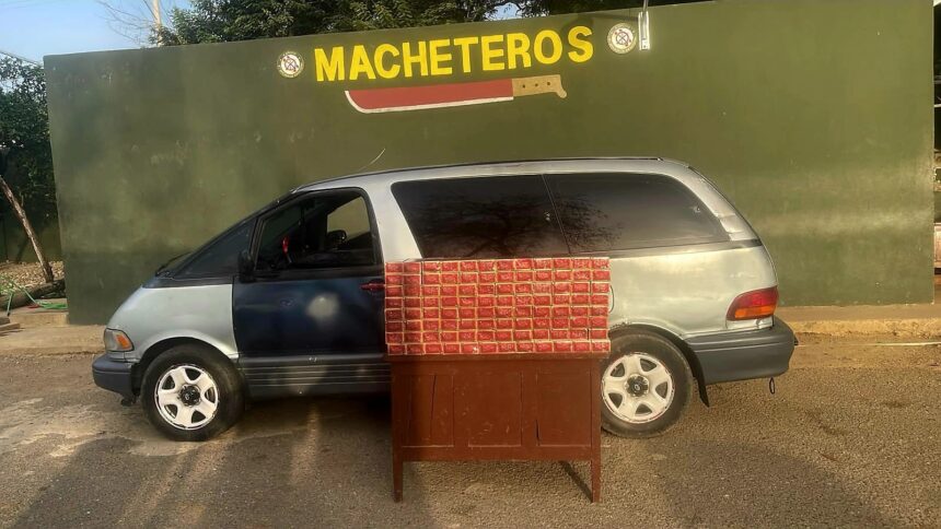 Decomisan 23,000 cigarrillos de contrabando ocultos en miniván en Mao