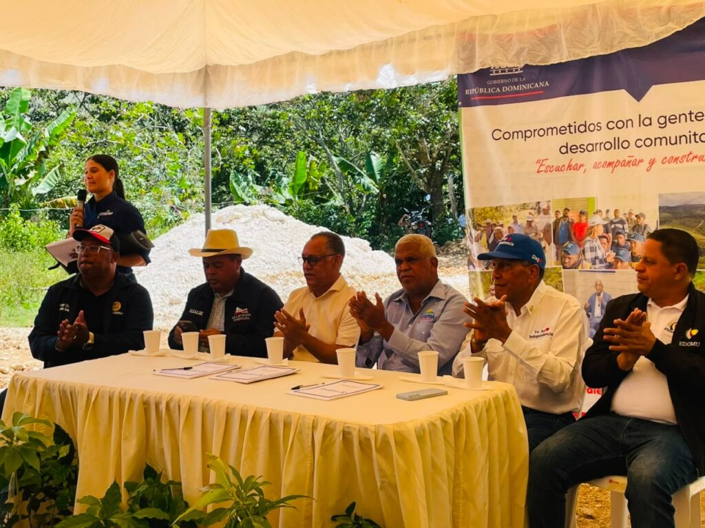 Senadores Jhonson Encarnación y Dagoberto Rodríguez encabezan socialización de camino vecinal que unirá cuatro provincias del Sur